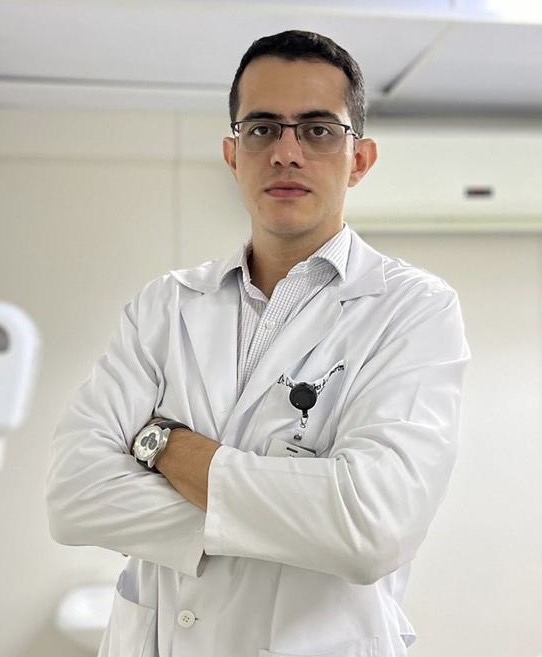 Dr. Claudio Amorim, urologista, em ambiente hospitalar